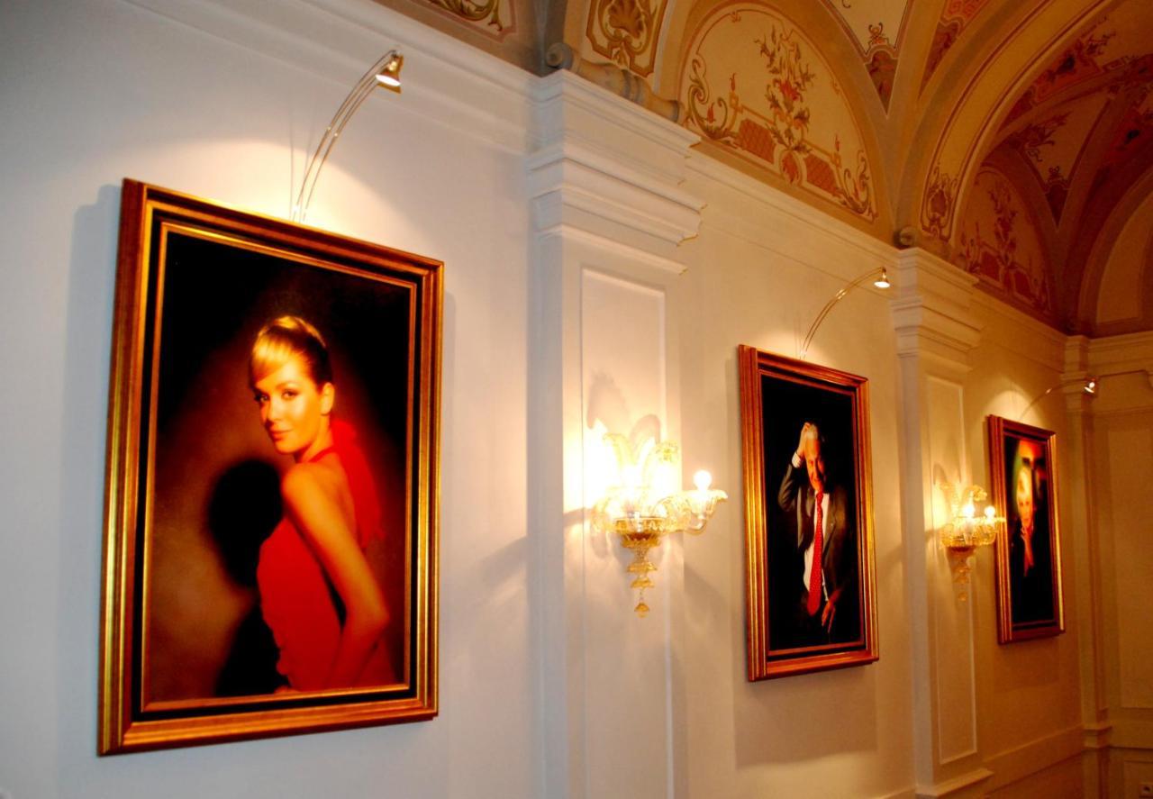 เลอ ปาเล อาร์ต โฮเต็ล ปราก Hotel ภายนอก รูปภาพ The 2006 portraits of the winners of the 2005 season.