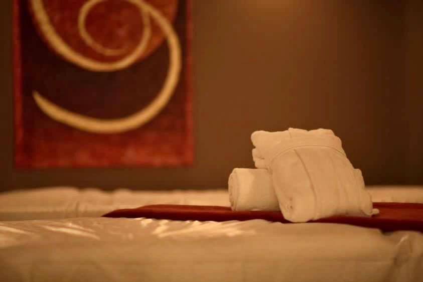 เลอ ปาเล อาร์ต โฮเต็ล ปราก Hotel ภายนอก รูปภาพ A folded towel on a bed