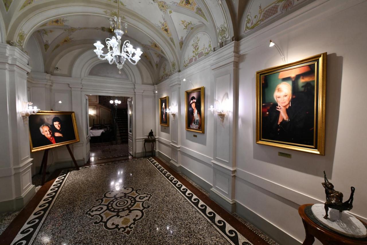 เลอ ปาเล อาร์ต โฮเต็ล ปราก Hotel ภายนอก รูปภาพ The 2010 exhibition of portraits of the Thai King at the Grand Palace